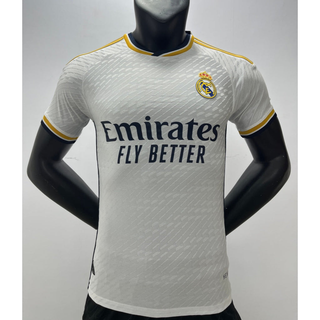 Maillot domicile Real Madrid 2023/2024 version Player Le 12 -ème Maillot, maillot de football blanc avec logo et détails du club