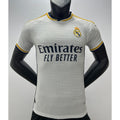 Maillot domicile Real Madrid 2023/2024 version Player Le 12 -ème Maillot, maillot de football blanc avec logo et détails du club