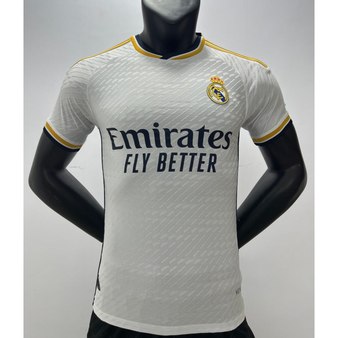 Maillot domicile Real Madrid 2023/2024 version Player Le 12 -ème Maillot, maillot de football blanc avec logo et détails du club