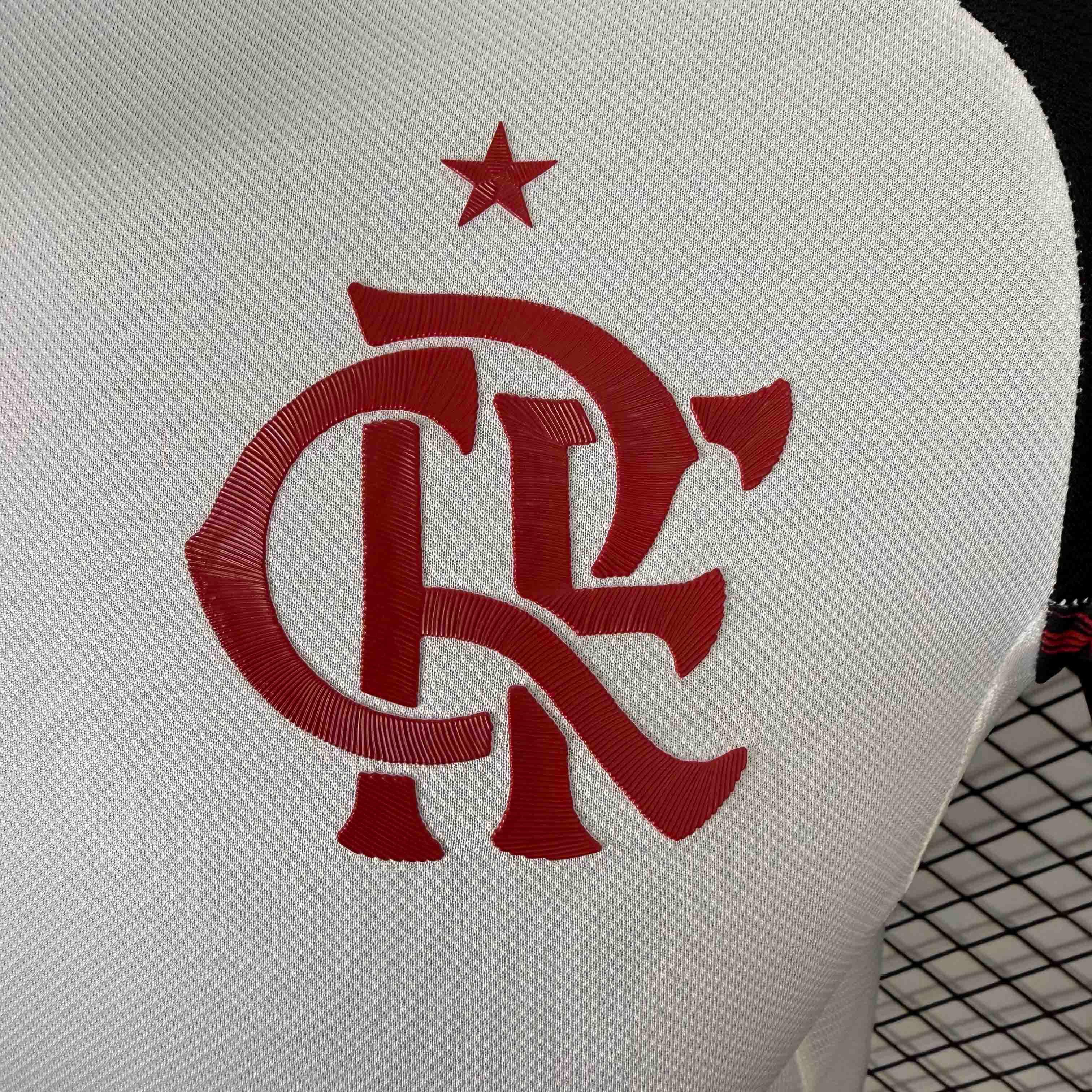 Maillot extérieur Flamengo 2025-26 Le 12, maillot de football rouge avec logo officiel et motifs de l'équipe.