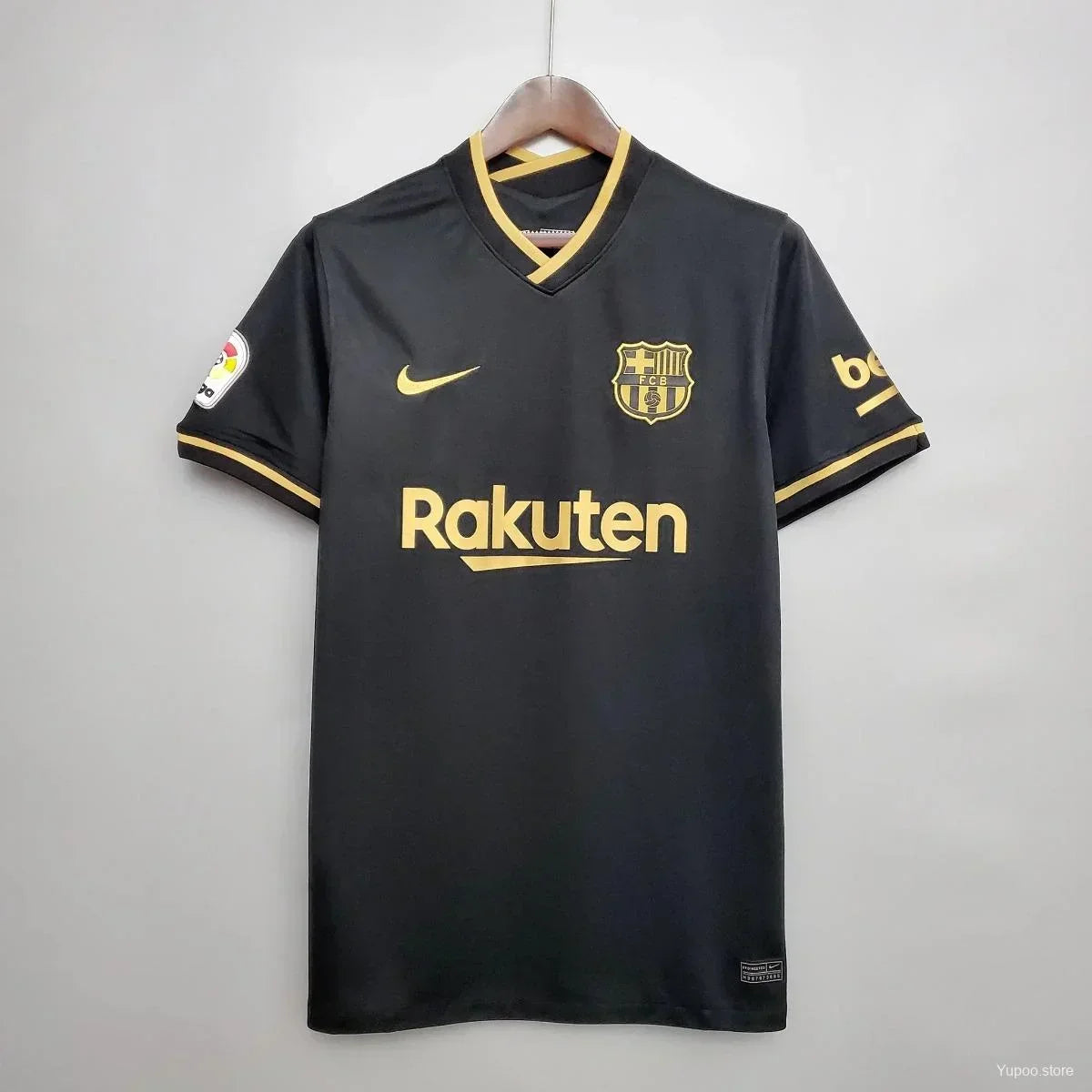 Maillot Barcelone rétro 2019 de la marque Le 12-ème, vue de face, avec logo et design classique du club.