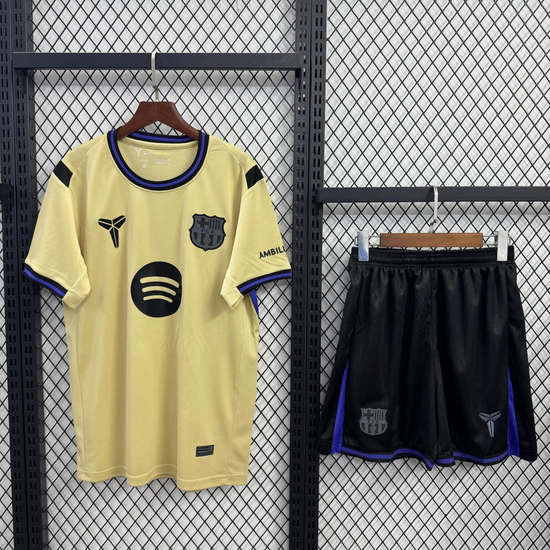 Ensemble de football extérieur pour adulte Le 12 -ème Maillot Barcelone 25/26, maillot et shorts aux couleurs de l'équipe.