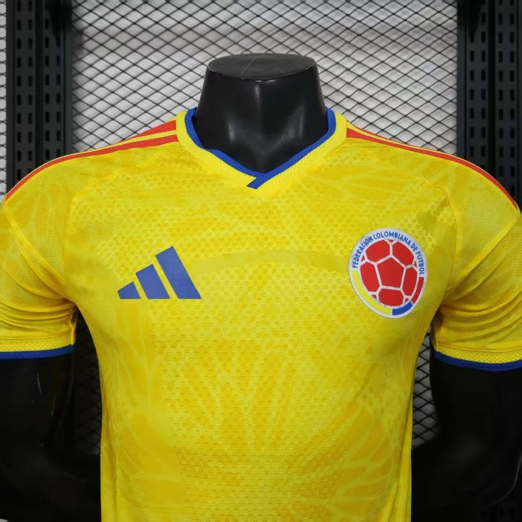 Maillot de football Colombie 2025 par Le 12 –ème Maillot, vue de face avec logo et design coloré bleu, jaune et rouge.