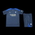 Ensemble Inter Milan de Le 12 -ème Maillot, maillot de football bleu et noir avec logo du club et détails du design.