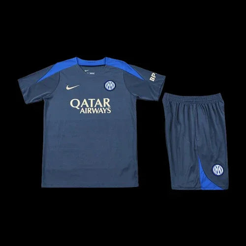 Ensemble Inter Milan de Le 12 -ème Maillot, maillot de football bleu et noir avec logo du club et détails du design.