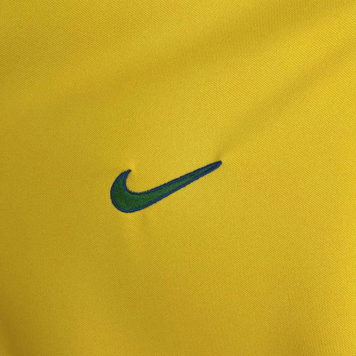Maillot de football Brésil 1997 rétro, par Le 12 -ème Maillot, vue de face avec logo et design vintage.