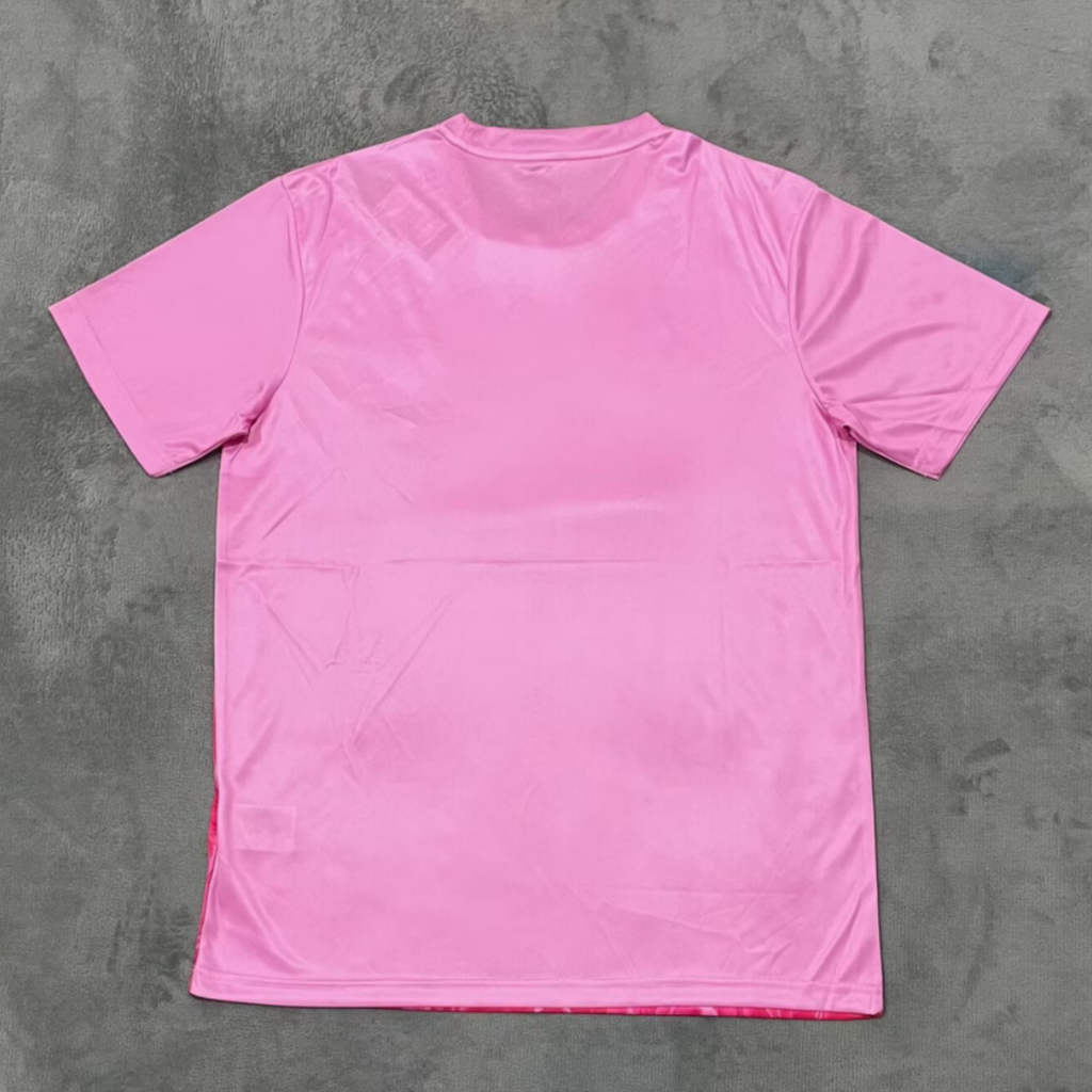 Maillot de football Le 12 -ème Maillot pour enfants, modèle Algérie 25/26 avec détail rose, porté sur le mannequin.