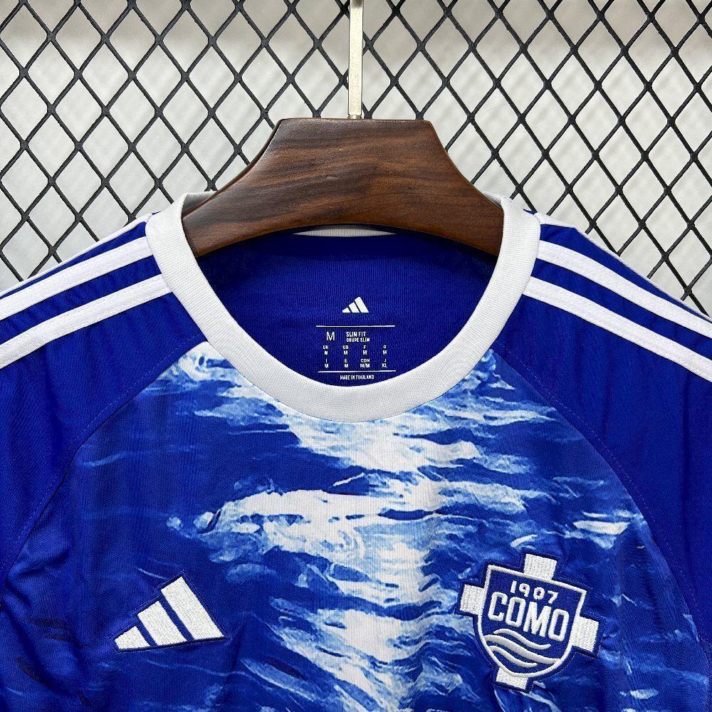 Maillot de football Le 12 -ème Maillot Como 2025-26, maillot officiel de l'équipe, vue de face avec logo et détails colorés.