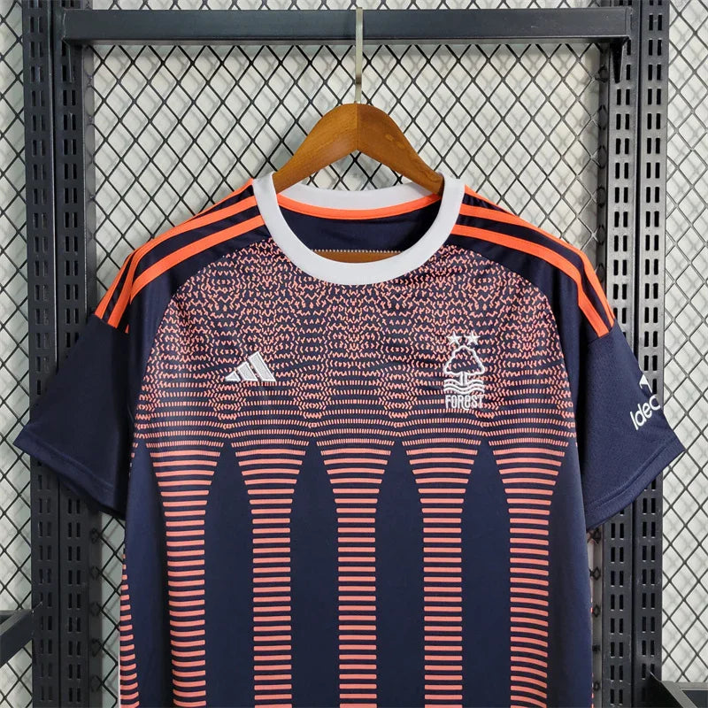 Maillot extérieur Nottingham Forest 2023-24 par Le 12 -ème Maillot, vue du devant avec logo et détails du maillot de football.