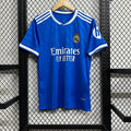 Maillot third du Real Madrid pour enfants taille 25/26, fabriqué par Le 12 -ème Maillot, vue de face avec les logos et design distinctif