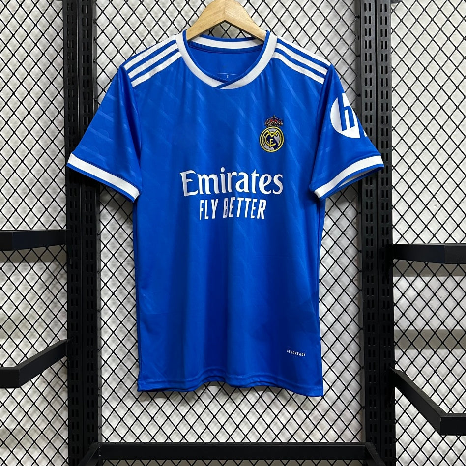 Maillot third du Real Madrid pour enfants taille 25/26, fabriqué par Le 12 -ème Maillot, vue de face avec les logos et design distinctif