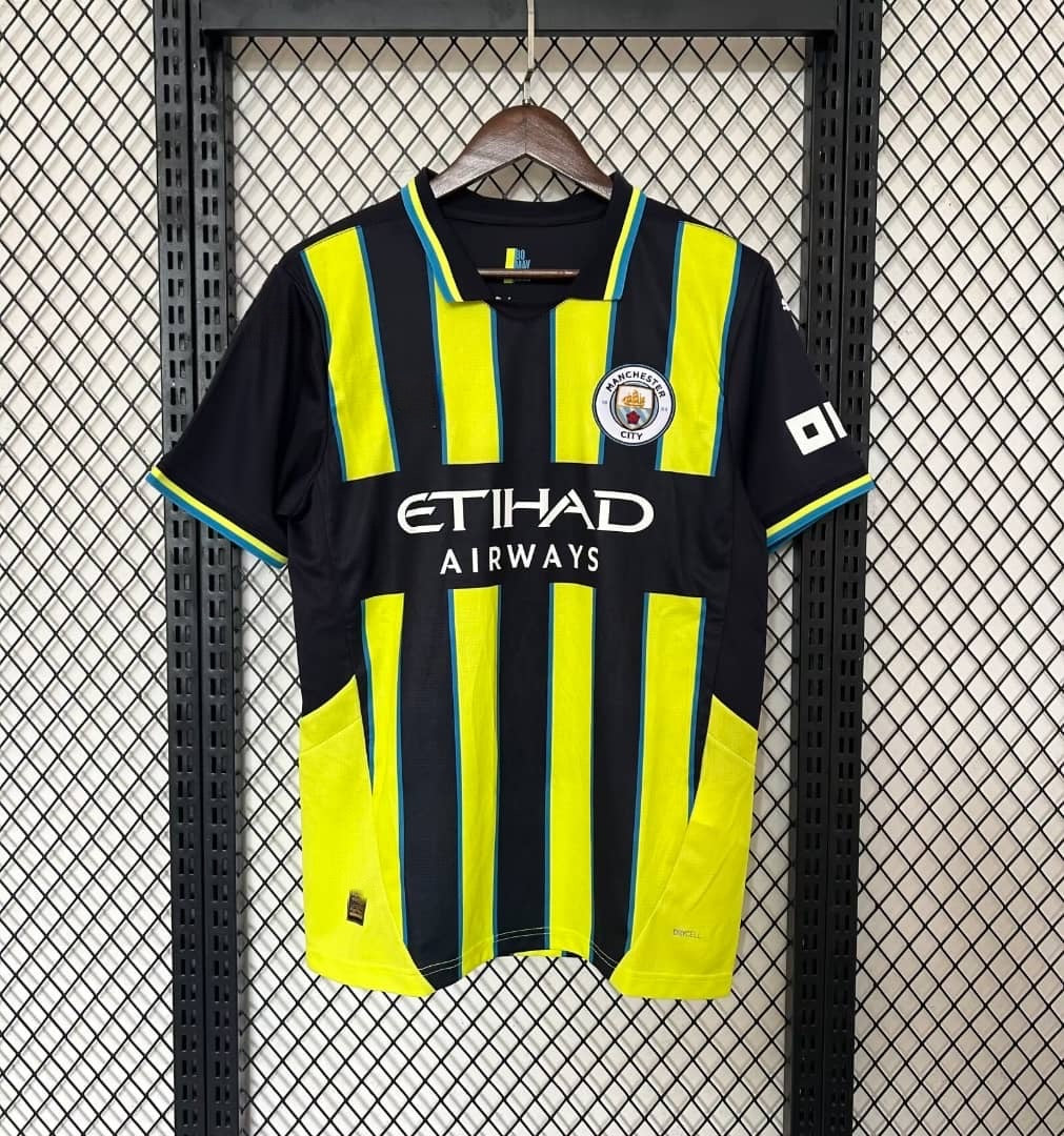 Maillot 24/25 Manchester City Jaune, maillot de football de la marque Le 12 -ème Maillot, vue de face.