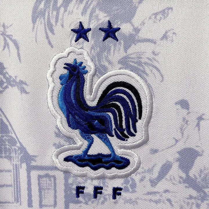 Maillot extérieur de football France 2022-2023 Le 12, maillot de la Coupe du Monde, vue de face avec logo et détails colorés.