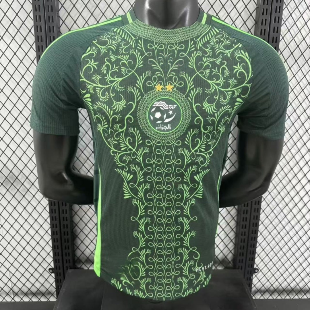 Maillot vert 24/25 de l'Algérie, maillot de joueur officiel de la marque Le 12 -ème Maillot, vue frontale.