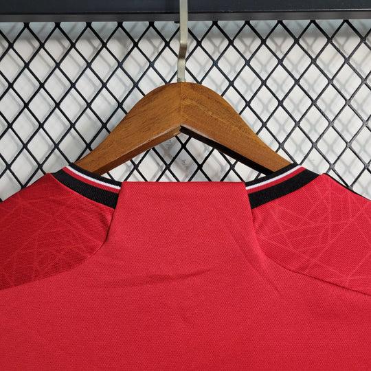 Maillot Manchester United 2023-2024 à manches longues, Le 12-ème Maillot, maillot de football rouge avec logo.