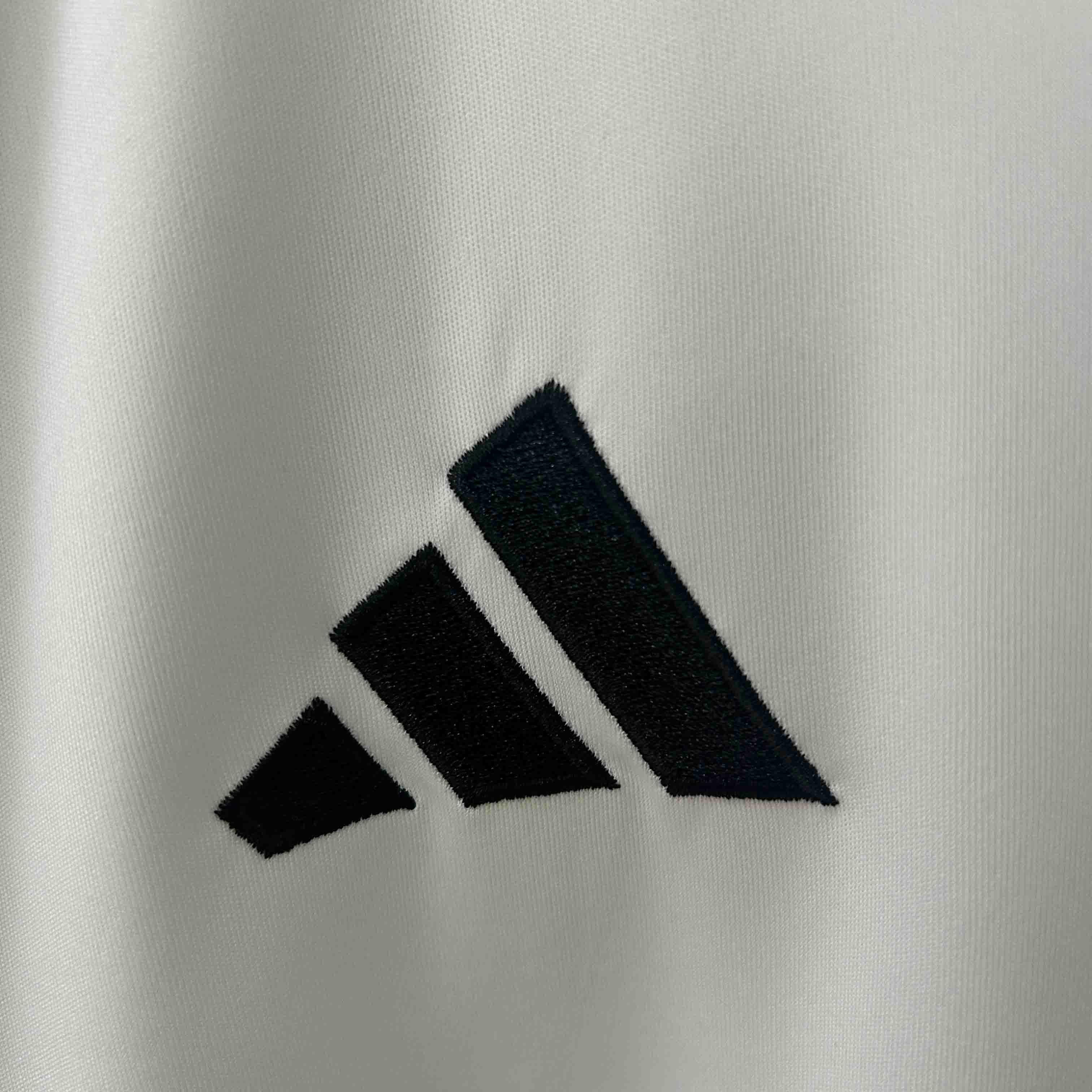 Maillot de football Arsenal concept 2025-26 de la marque Le 12-ème Maillot, vue front avec logo et design moderne