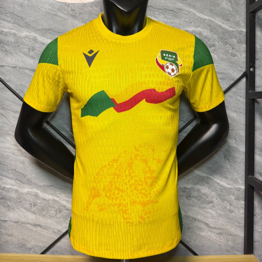 Maillot de football jaune pour joueur de l'équipe du Bénin, modèle 25/26, marque Le 12 -ème Maillot, vue de face.