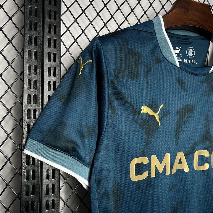 Maillot Olympique de Marseille 2024/25 version normale, maillot de football rouge et blanc avec logo du club, par Le 12.