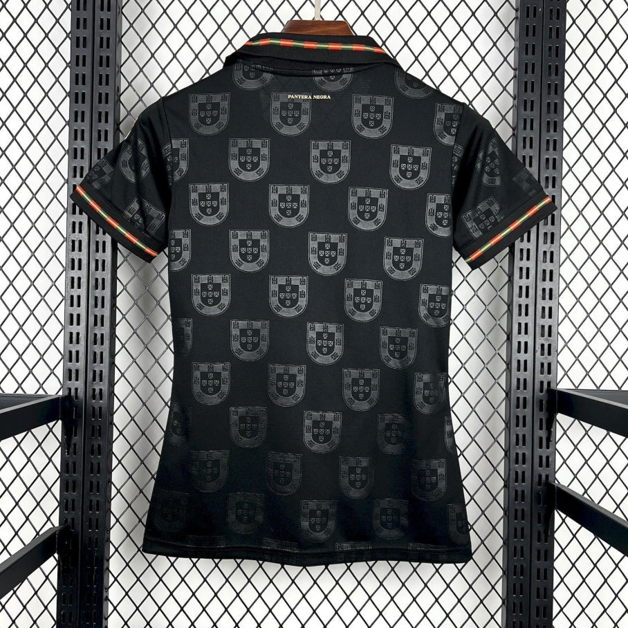 Maillot Portugal 25/26 pour femmes, modèle noir de la marque Le 12 -ème Maillot, vue de face.
