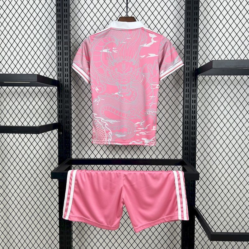 Ensemble enfant Real Madrid rose, maillot et short, pour supporter le club, par Le 12 -ème Maillot.
