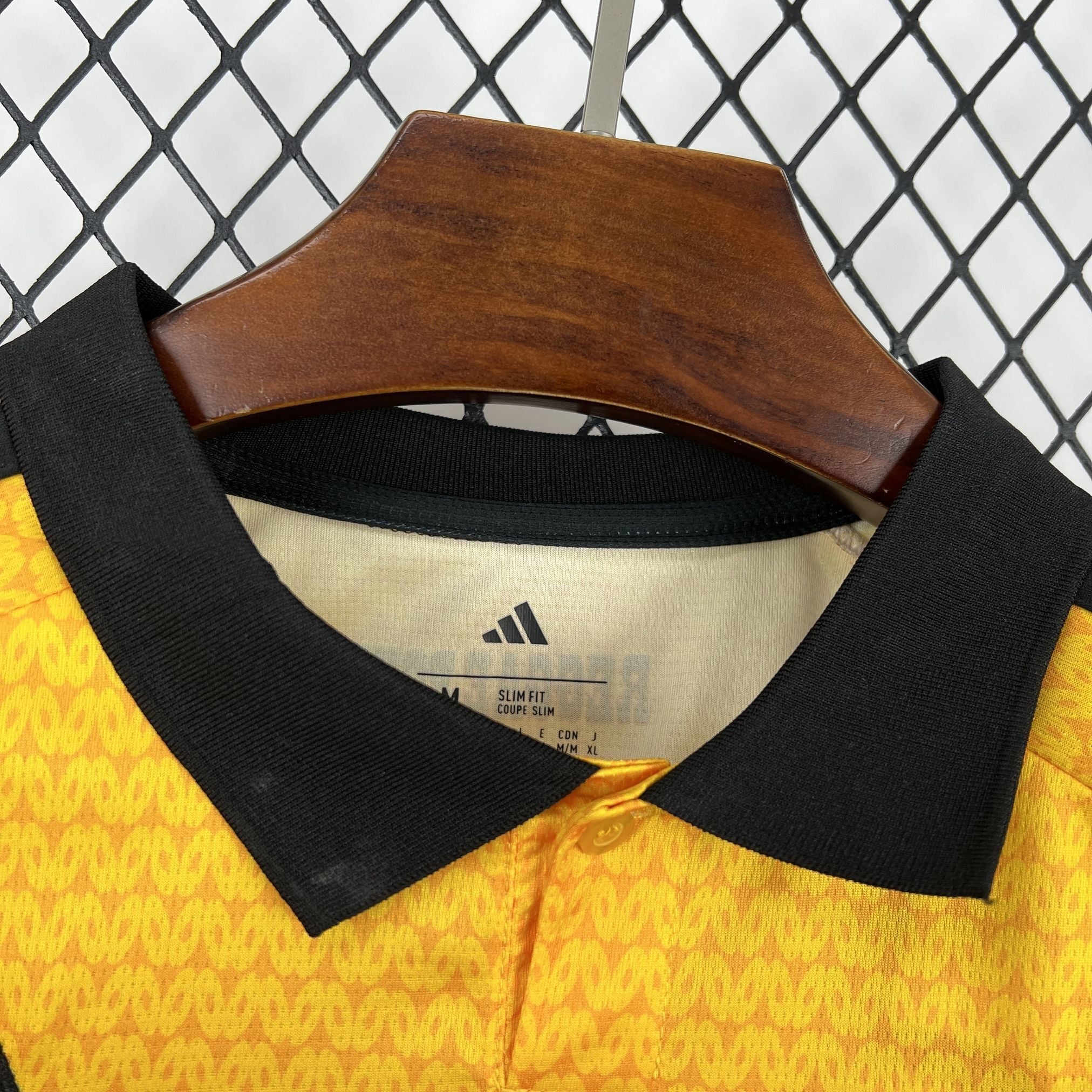 Maillot Jamaique Coupe du monde 2026 Le 12 -ème Maillot, maillot de football jaune avec logo national et détails bleus.