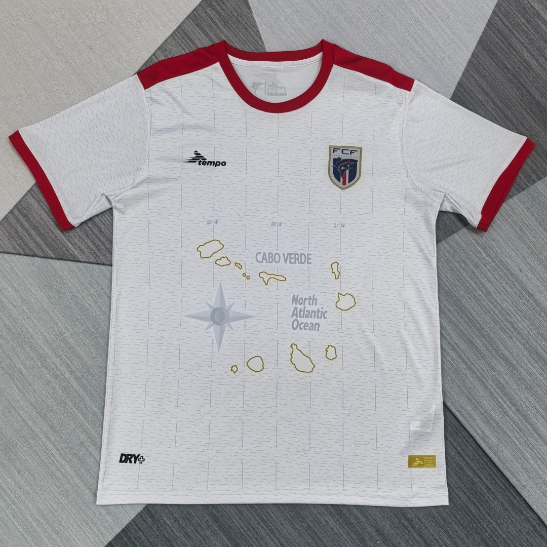Maillot de football blanc Cape Verde pour les tailles 25/26, fabriqué par Le 12 -ème Maillot, vue de face.