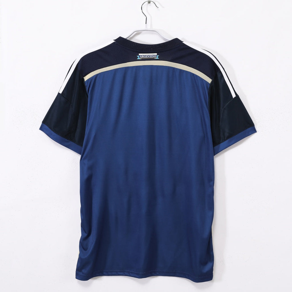 Maillot extérieur rétro de l'Argentine 2014, marque Le 12, en tissu bleu avec détails argentés et logo national visible.