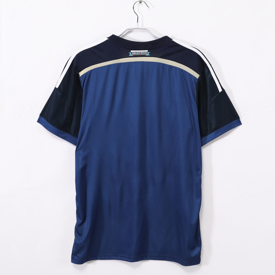Maillot extérieur rétro de l'Argentine 2014, marque Le 12, en tissu bleu avec détails argentés et logo national visible.