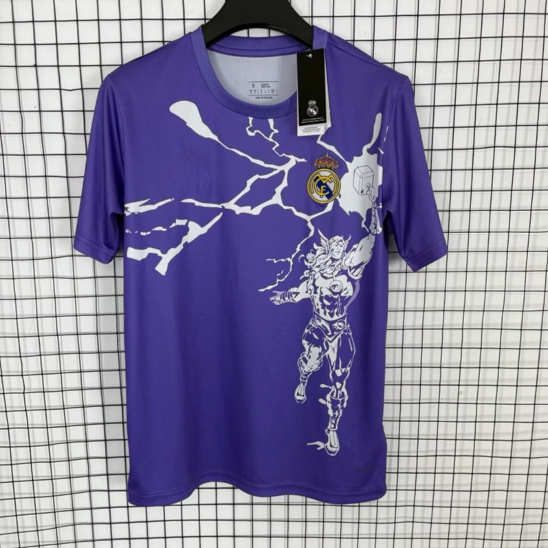 Maillot de football Real Madrid 25/26 violet, marque Le 12 -ème Maillot, affiché en détail sur le vêtement.