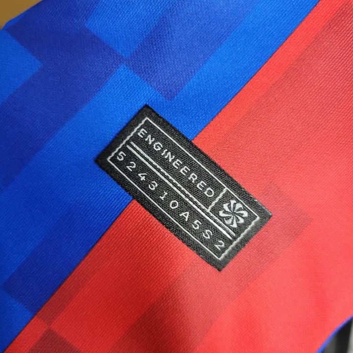 Maillot concept FC Barcelone 2023 de Le 12 -ème Maillot, maillot de football bleu avec logo du FC Barcelone et détails modernes.