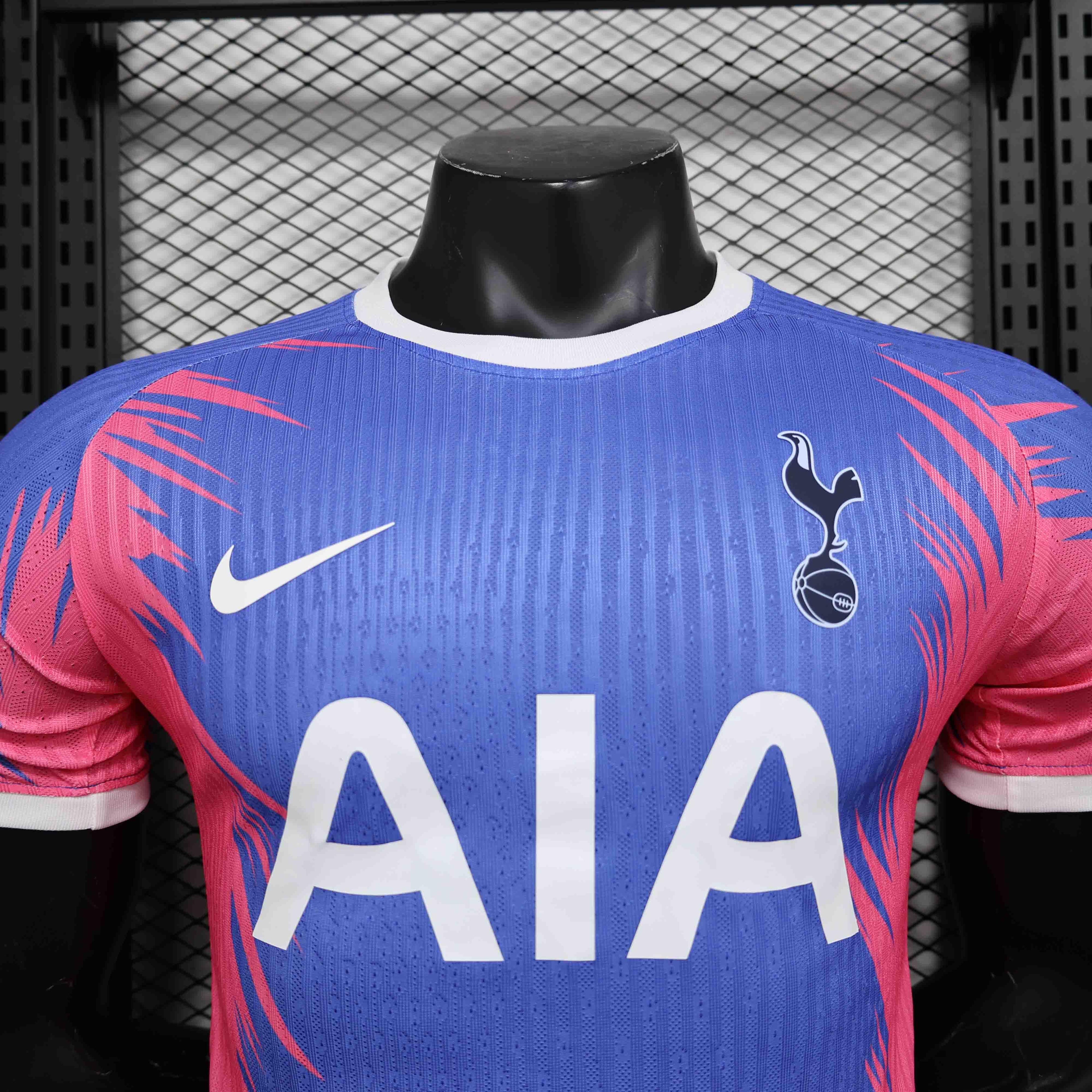 Maillot Tottenham concept 2024-25 de Le 12 -ème Maillot, vue de face, avec logo et design moderne, sur fond neutre.
