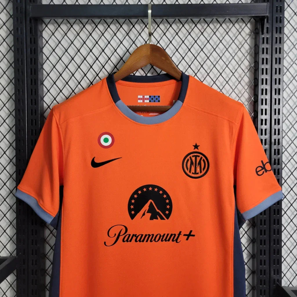Maillot de football Inter Milan 2023-2024, maillot third orange de la saison, marque Le 12 -ème Maillot, vue frontale.