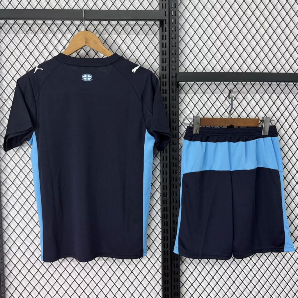 Ensemble de football pour adultes Marseille 25/26, marque Le 12 -ème Maillot, maillot extérieur vert avec détails blancs.