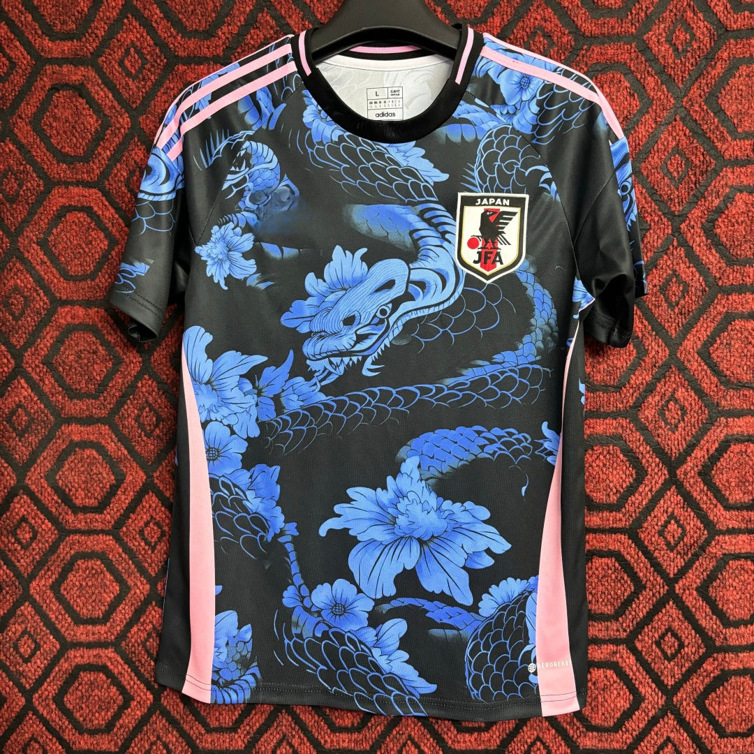 Maillot de football 24/25 Japon Le 12 -ème avec design spécial Dragon, vue de face, détails du tissu et des couleurs.