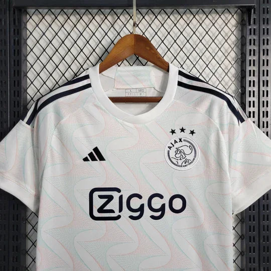 Maillot extérieur de l'Ajax 2023-2024, marque Le 12, avec logo et design sportif visible sur le tissu.