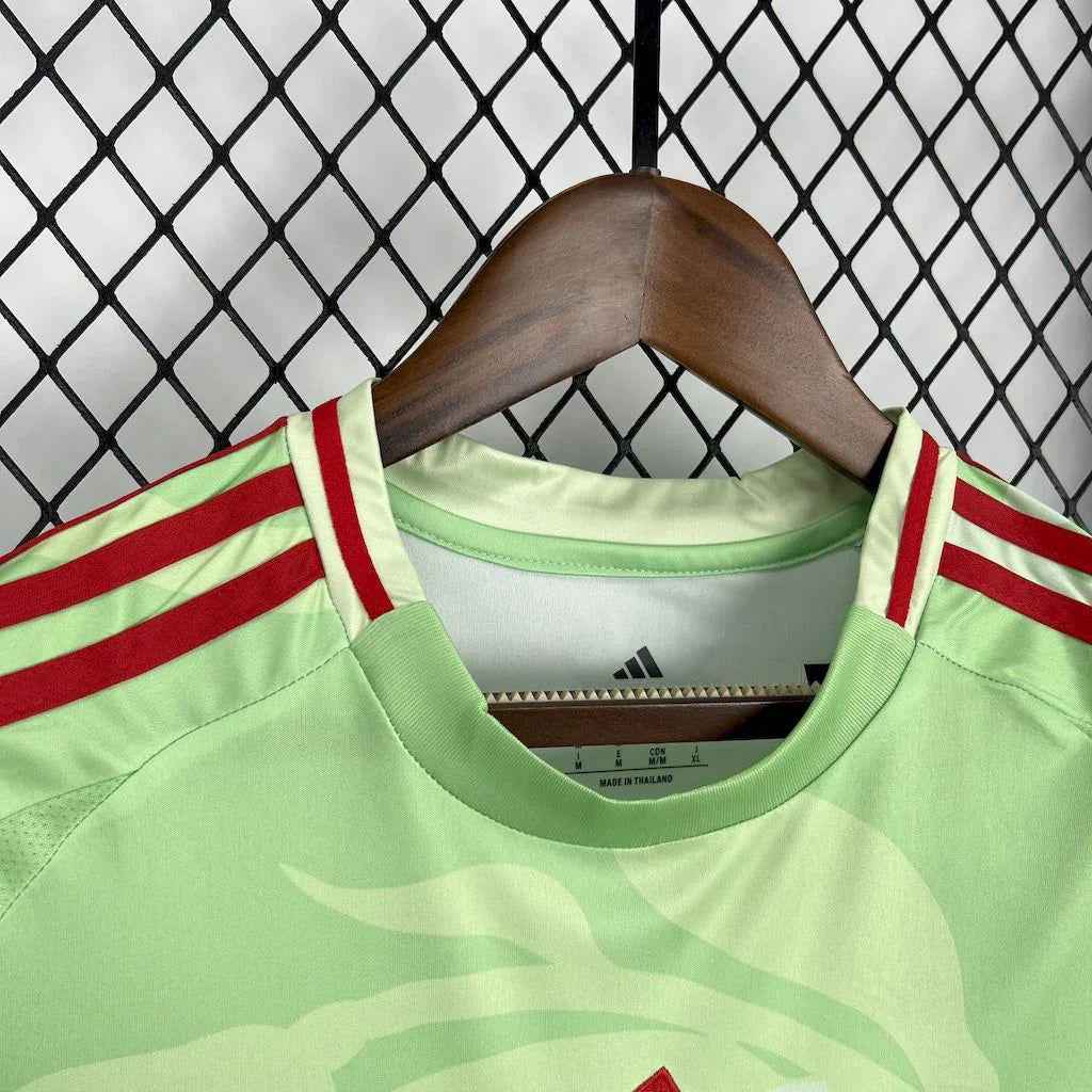 Maillot féminin Italie extérieur Euro 2025 Le 12 -ème Maillot, maillot de football avec drapeau italien et détails colorés.