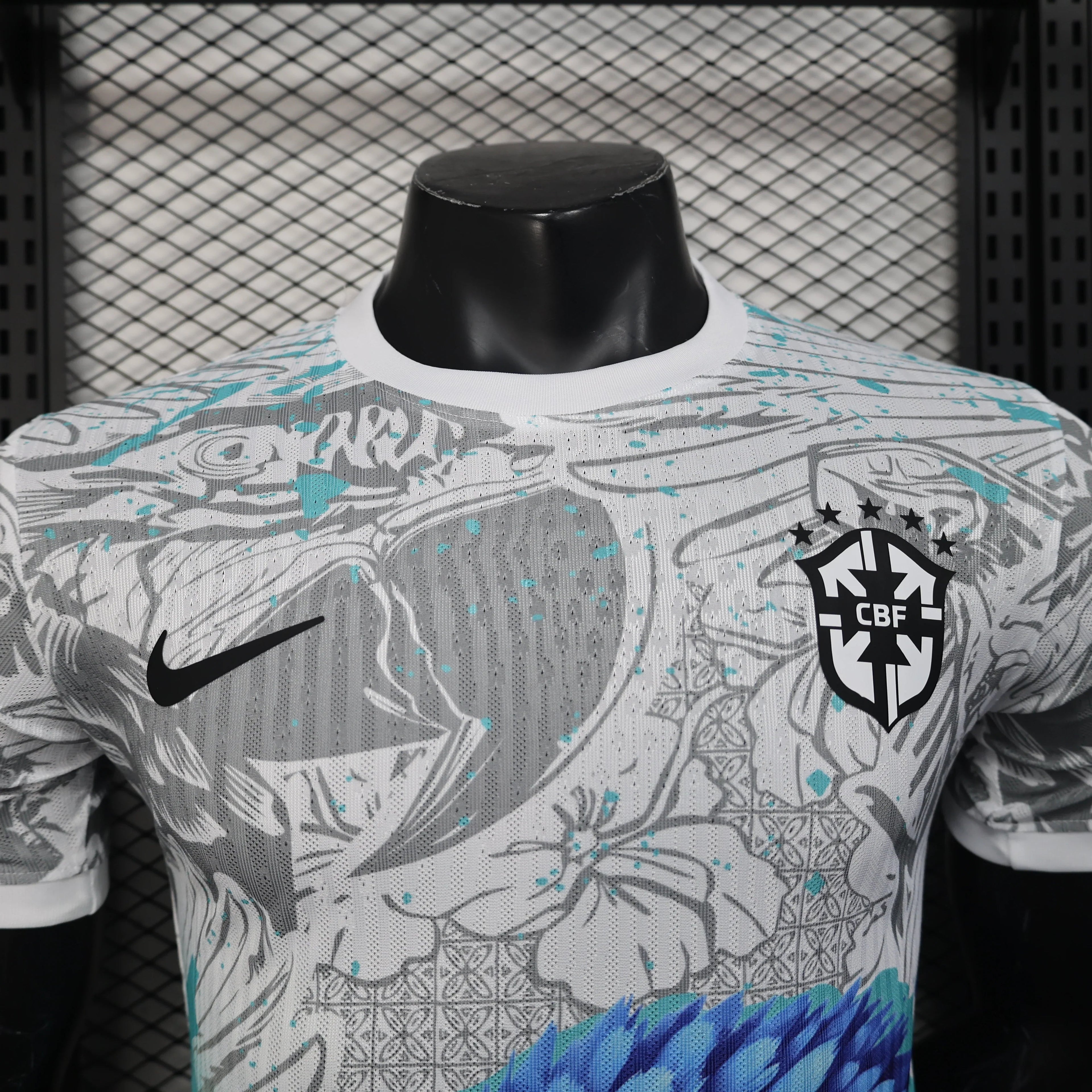 Maillot Brésil saison 2025-2026, édition spéciale, avec design unique, porté par un mannequin, de la marque Le 12 -ème Maillot.