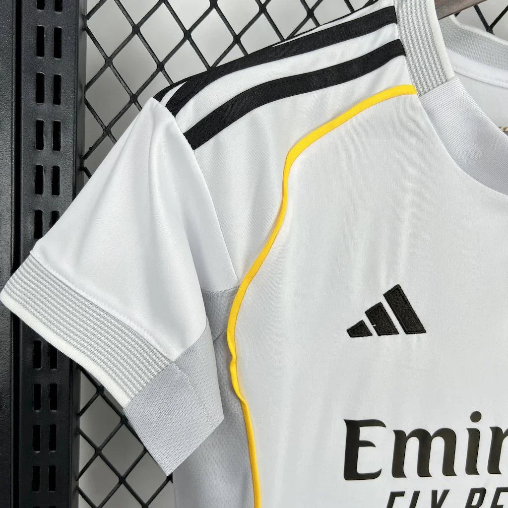 Maillot domicile féminin Real Madrid 2025/26, marque Le 12-ème Maillot, vue front avec logo et détails du maillot blanc et bleu