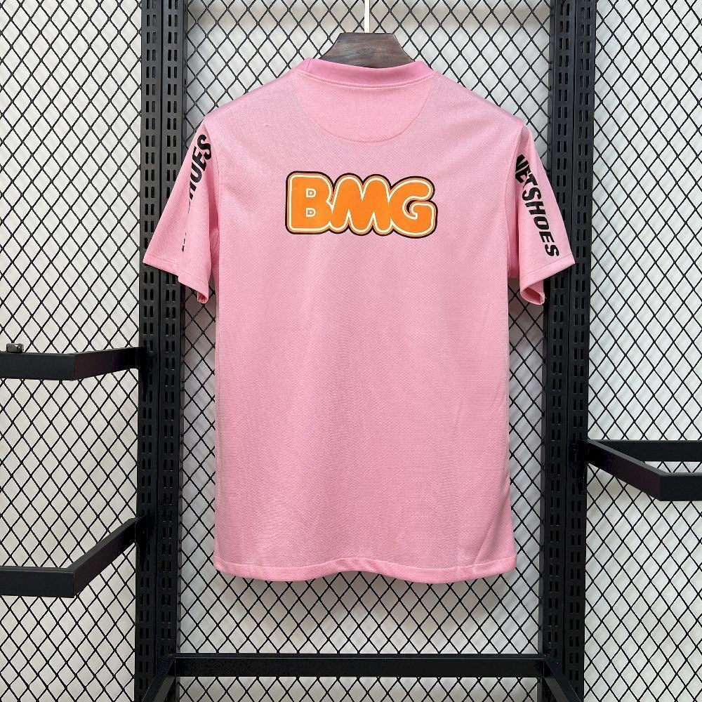 Maillot de football Le 12 -ème Maillot 11/12 Santos Retro rose, maillot de sport avec logo et design vintage visible sur l'image.