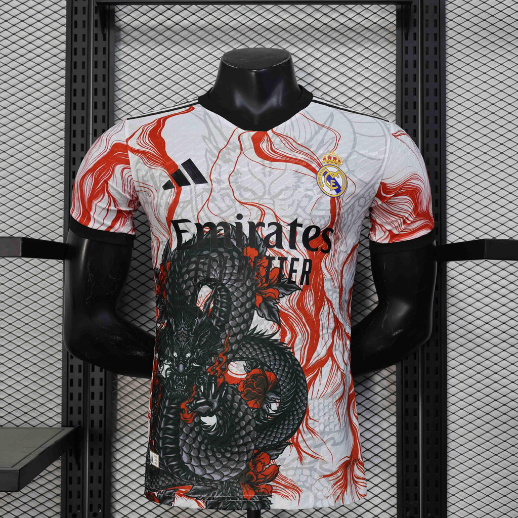 Maillot de football Real Madrid 25-26 de la marque Le 12 -ème Maillot, vue du devant avec logo et détails colorés