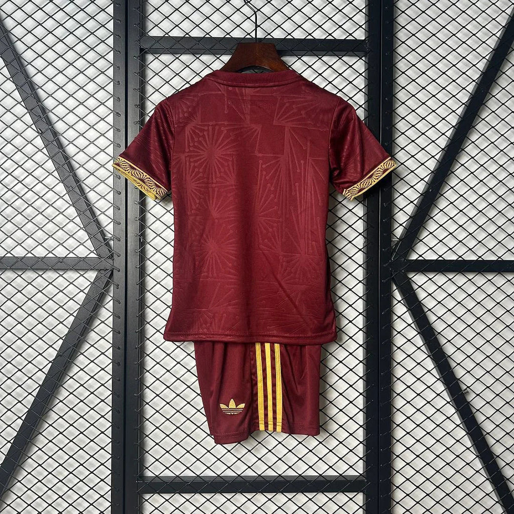 Enfant portant le kit Mexique concept 2025 de Le 12 -ème Maillot, vêtements colorés avec motifs inspirés du Mexique.