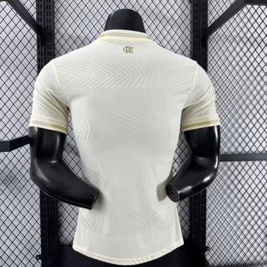 Maillot Flamengo 2025-26 de la marque Le 12, avec logo et design à rayures rouges et noires, porté sur un mannequin.