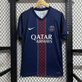 Maillot domicile PSG 25/26 de Le 12 -ème Maillot, maillot de football avec logo du PSG visible, couleurs bleues et rouges.