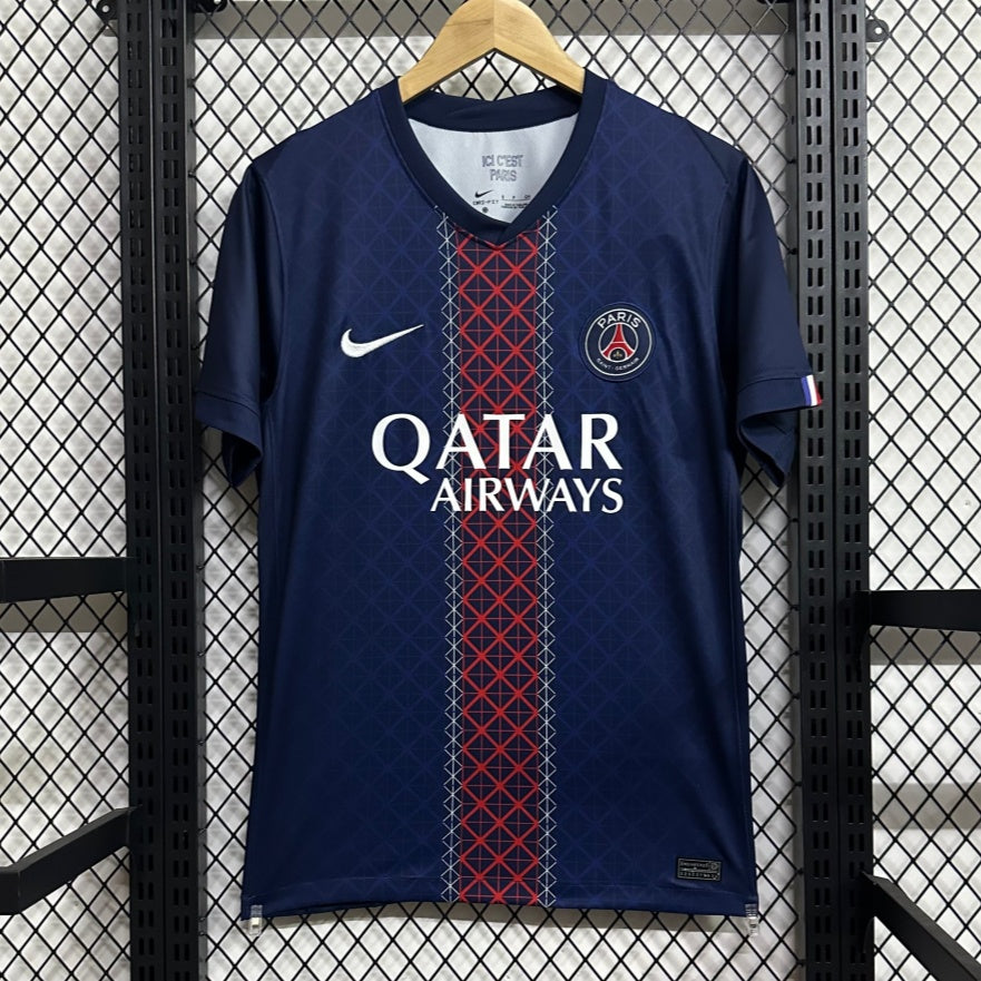 Maillot domicile PSG 25/26 de Le 12 -ème Maillot, maillot de football avec logo du PSG visible, couleurs bleues et rouges.