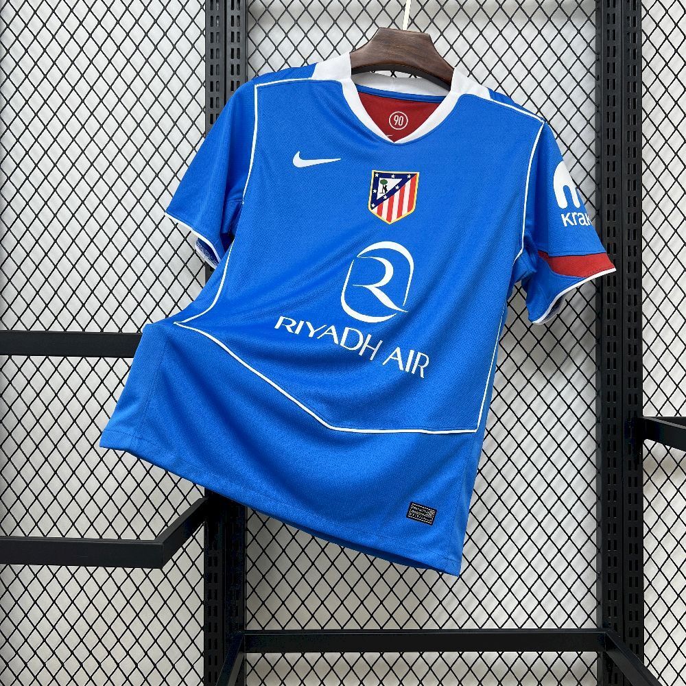 Maillot third Atlético Madrid 25/26 de Le 12-ème Maillot, maillot de football orange avec logo et détails bleus.