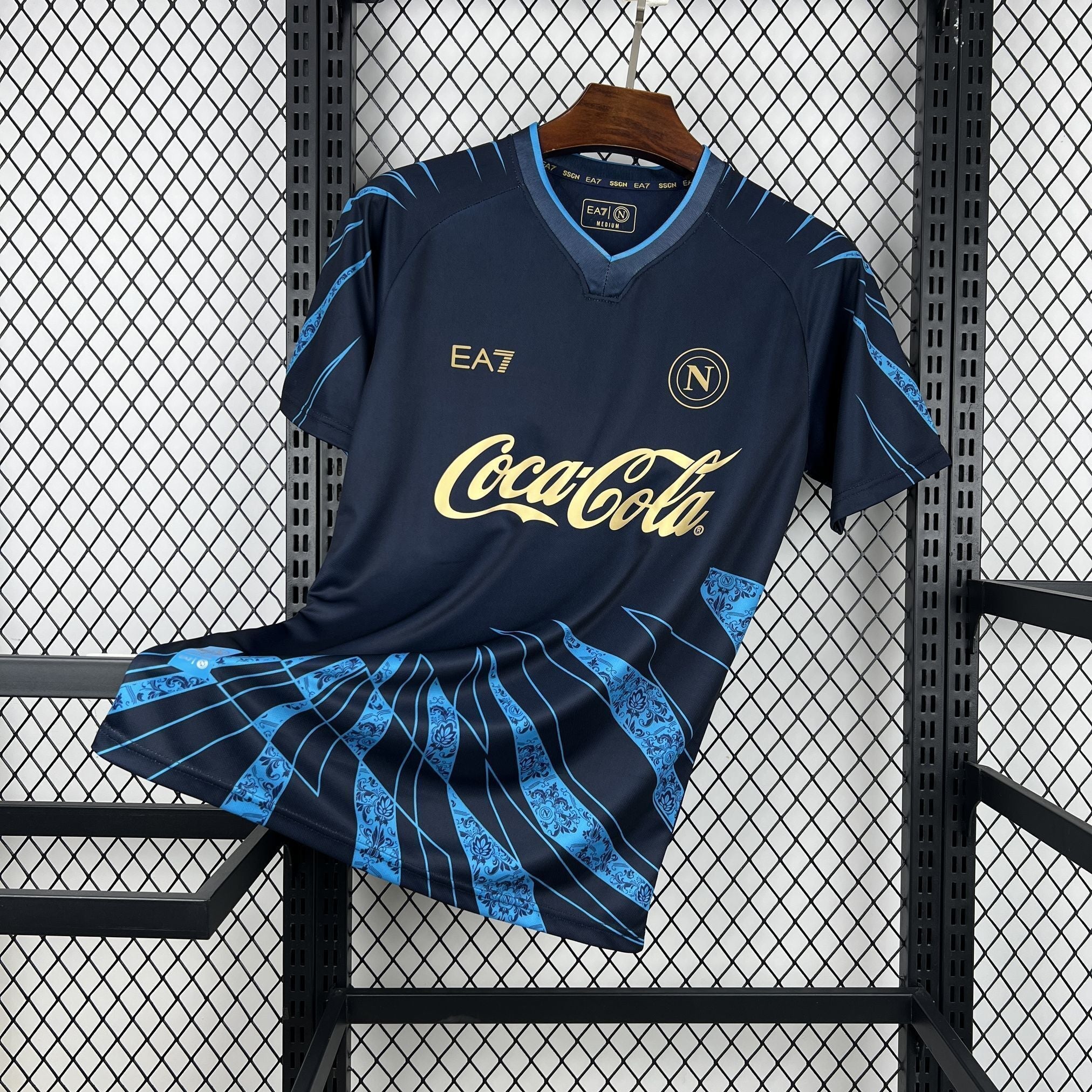 Maillot Naples 2026-27 Le 12 -ème Maillot, maillot de football avec logo de l'équipe et détails en bleu et blanc.