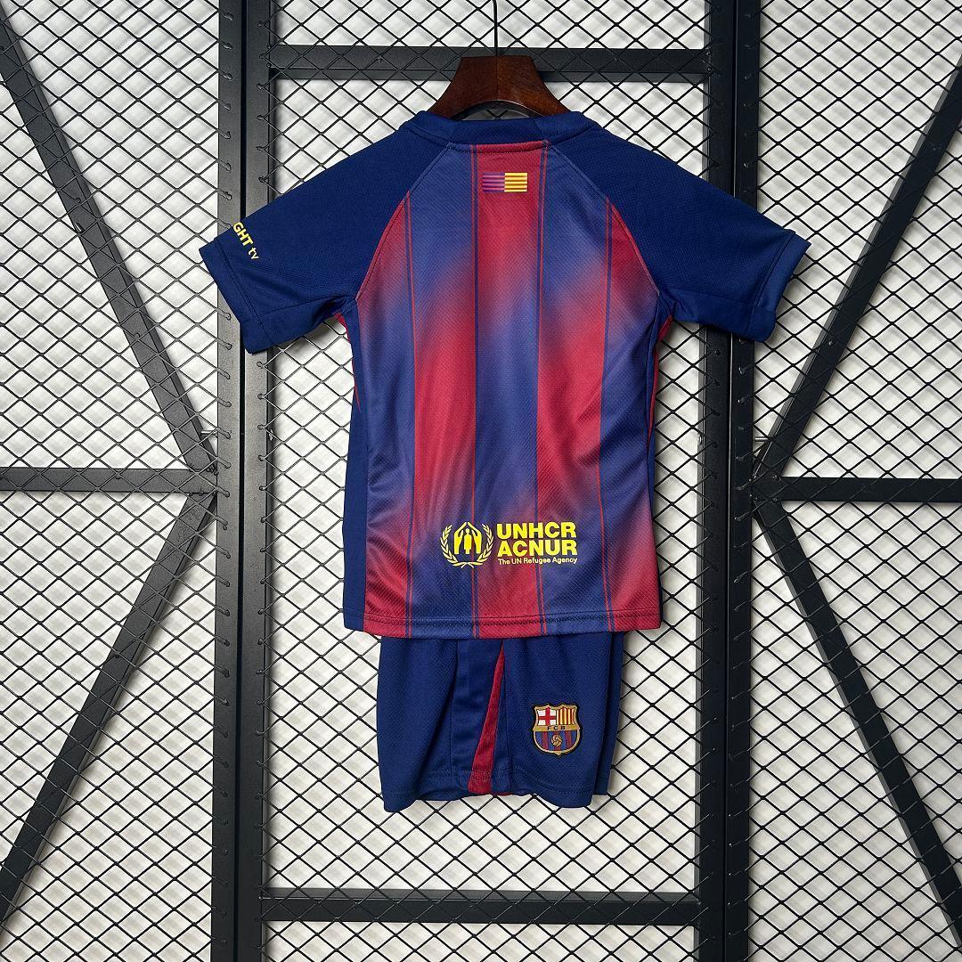 Maillot enfant FC Barcelone 2025-26 de la marque Le 12, vue de face avec logo et détails du maillot.