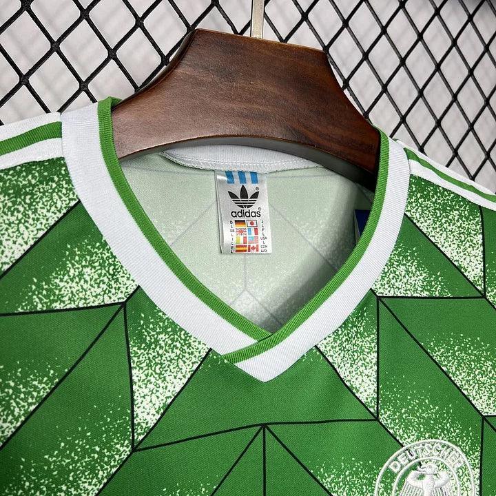 Maillot de football Allemagne 1990 rétro, marque Le 12-ème Maillot, vue front avec logo et détails du maillot vintage.