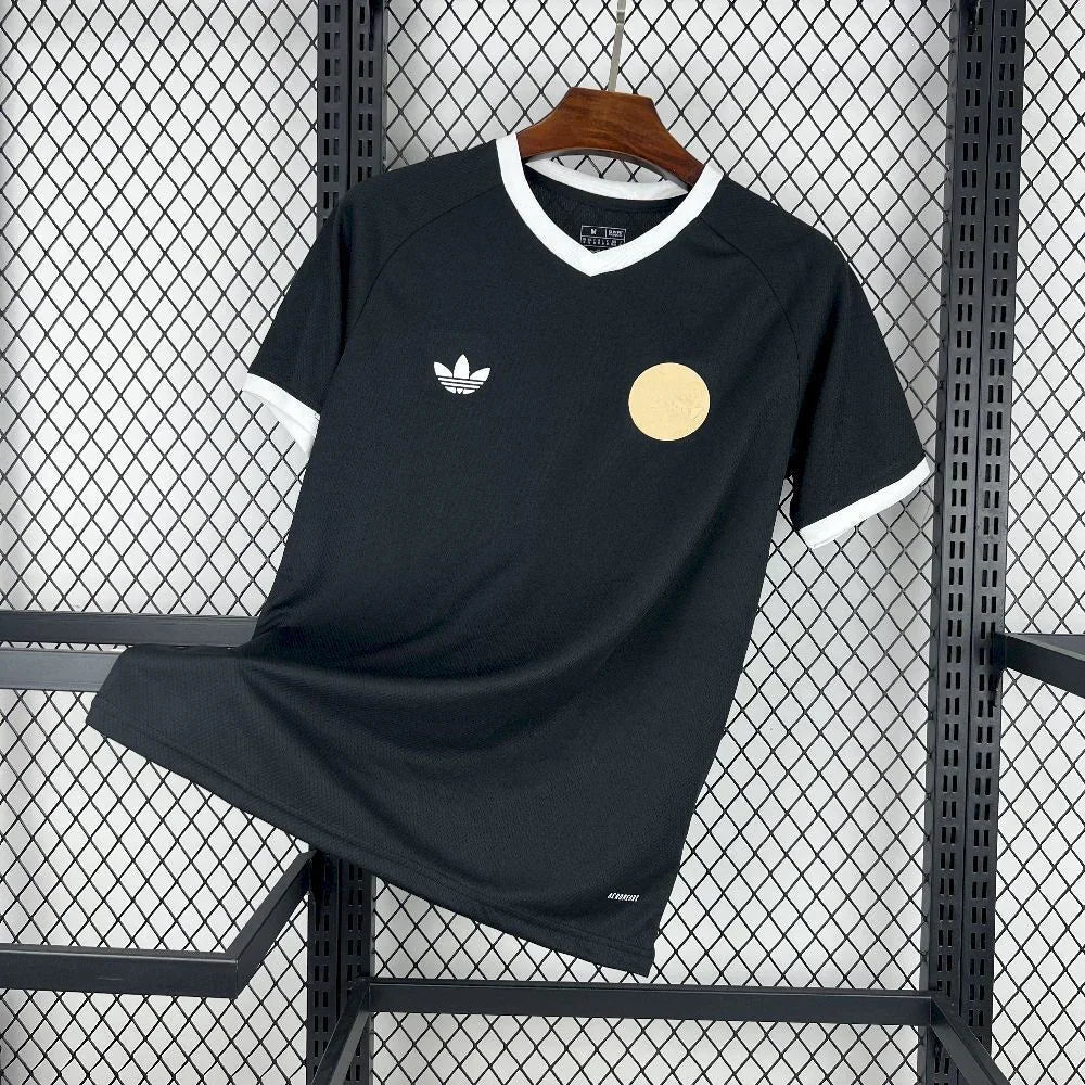 Maillot Ajax concept 2025-26 de Le 12 -ème Maillot, maillot de football avec logo Ajax et design innovant, vue de face.