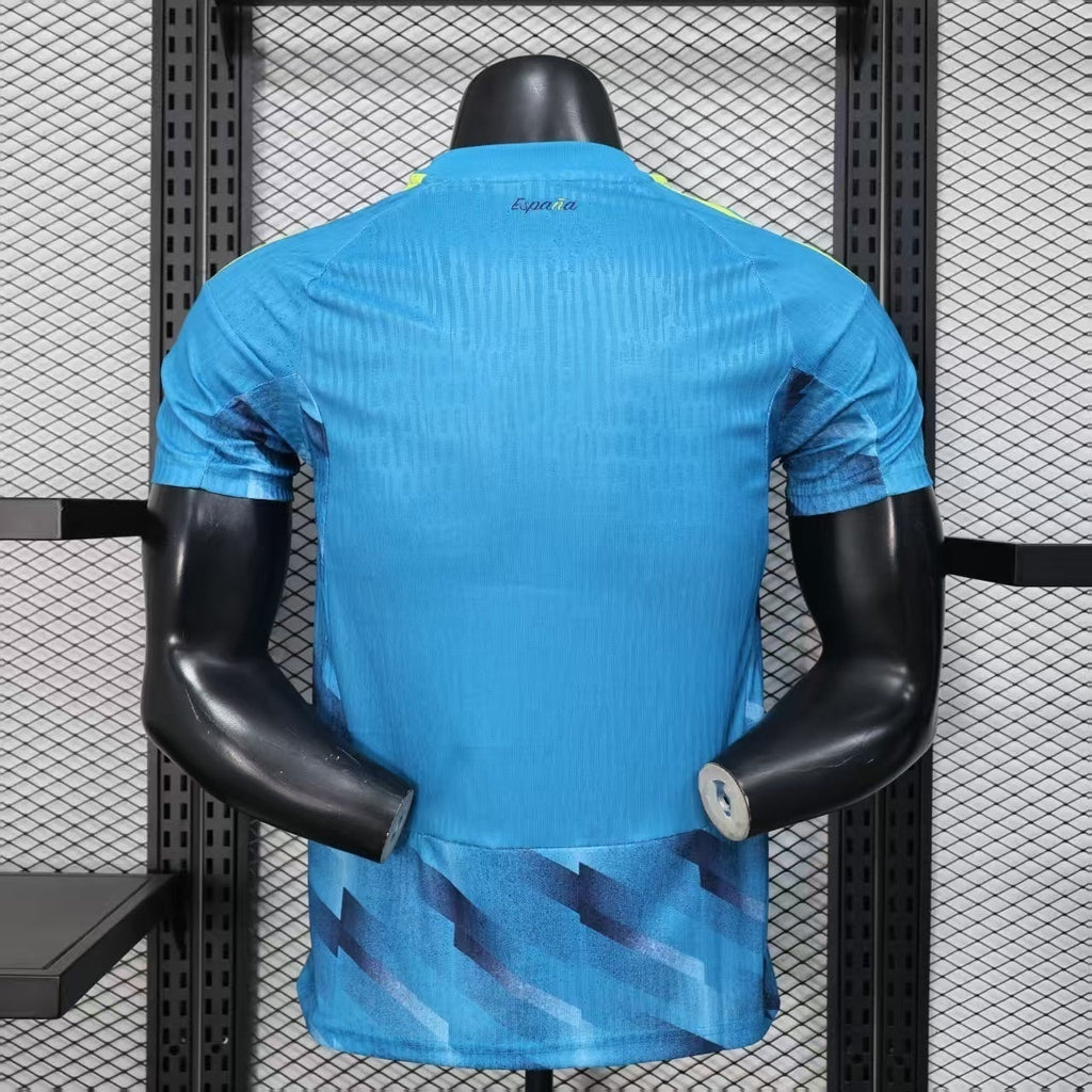 Maillot d'entraînement Espagne Coupe du Monde 2026 Le 12, tissu bleu avec logo et détails rouges.